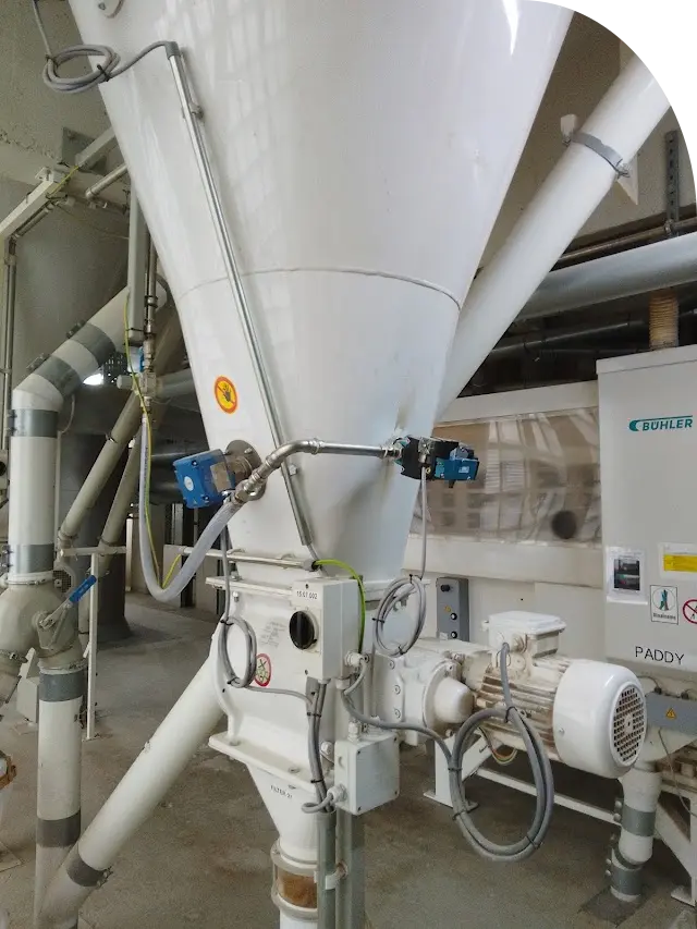Hopper system with MAC valves pulse valves