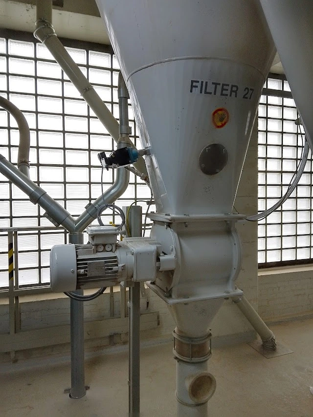 Hopper system with MAC valves pulse valves